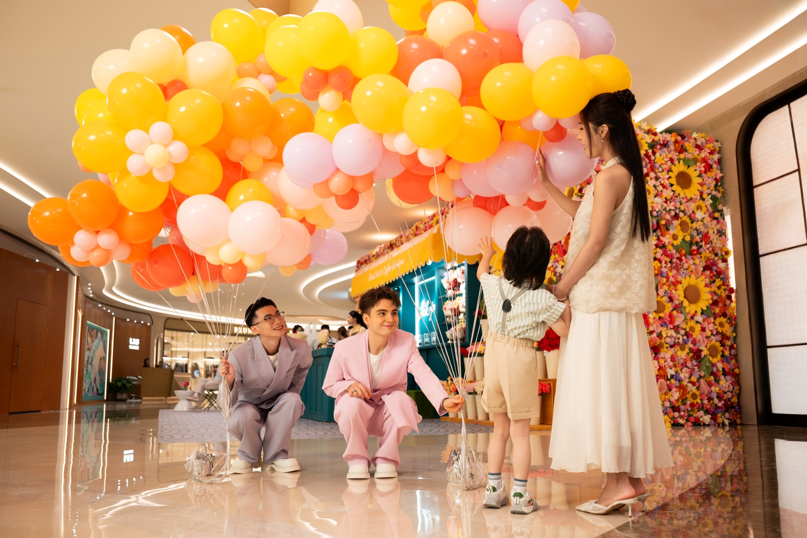 Shop, indulge, and be rewarded at Galaxy Promenade at Galaxy Macau—redeem elegant plush floral bouquets and curated summer beverages with same-day spending, and take memorable images with charming ambassadors holding oversized balloon flowers - elevate your shopping experience with exclusive seasonal gifts.