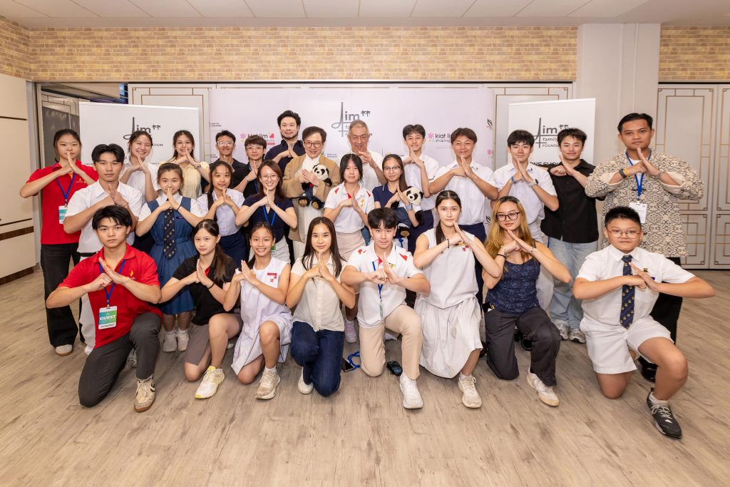 Jackie Chan Inspires Young Wushu Athletes at Surprise Visit to Pei Chun Public School - Alvinology