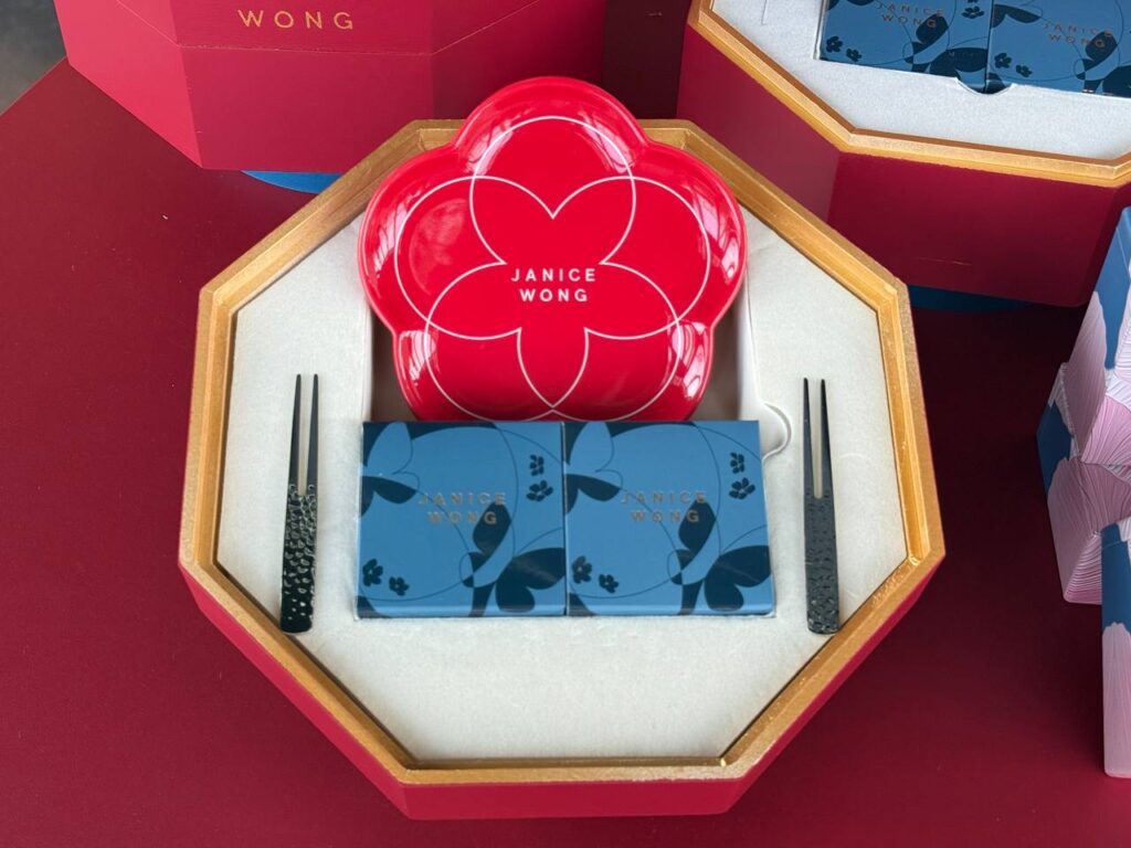 These Hand-Painted Chocolate Mooncakes from Janice Wong's New Collection Might Be the Prettiest You'll See This Mid-Autumn These Hand-Painted Chocolate Mooncakes from Janice Wong's New Collection Might Be the Prettiest You'll See This Mid-Autumn - Alvinology