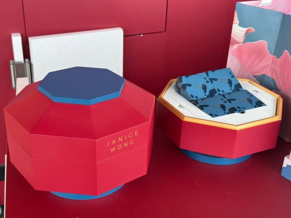 These Hand-Painted Chocolate Mooncakes from Janice Wong's New Collection Might Be the Prettiest You'll See This Mid-Autumn These Hand-Painted Chocolate Mooncakes from Janice Wong's New Collection Might Be the Prettiest You'll See This Mid-Autumn - Alvinology