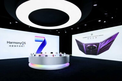 HUAWEI Mate XT 2 | ULTIMATE DESIGN Debuts as the First Smartphone to Feature LogicFolding Tau (τ) Chip and Reach Mass Commercialization - Alvinology
