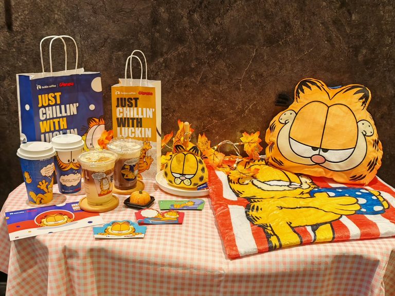Luckin Coffee Launches Garfield Collaboration with Pillow Blanket and Plush Pouch - Alvinology